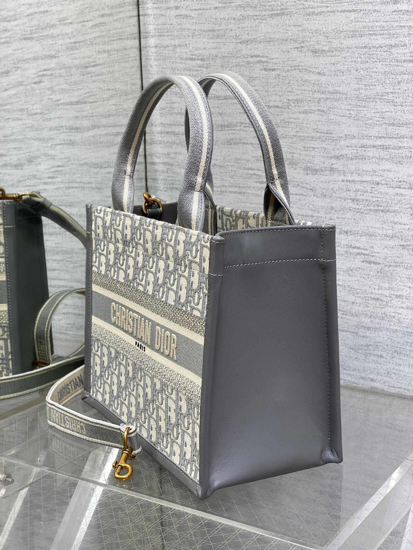 D*0r Small D*0r Book Tote Gray D*0r Oblique Embroidery and Calfskin 26.5 x 21 x 14 cm