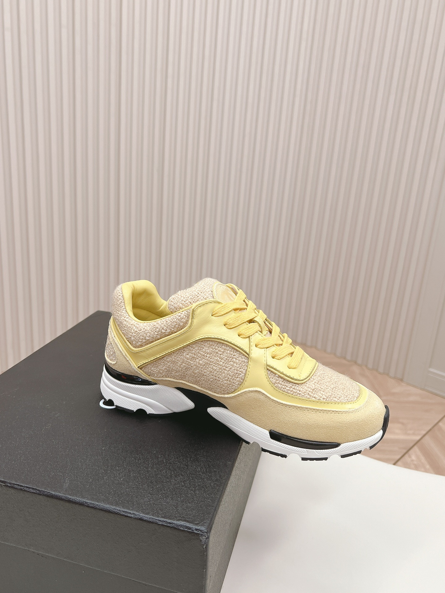 UA Ch*el SNEAKER