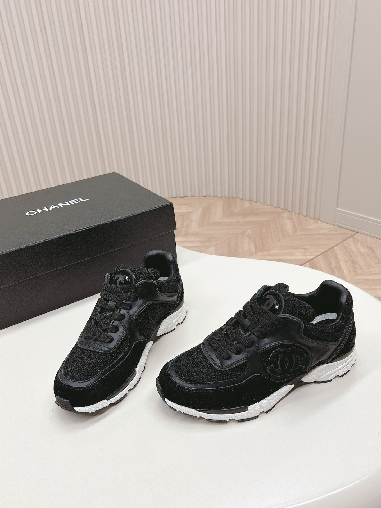 UA Ch*el SNEAKER