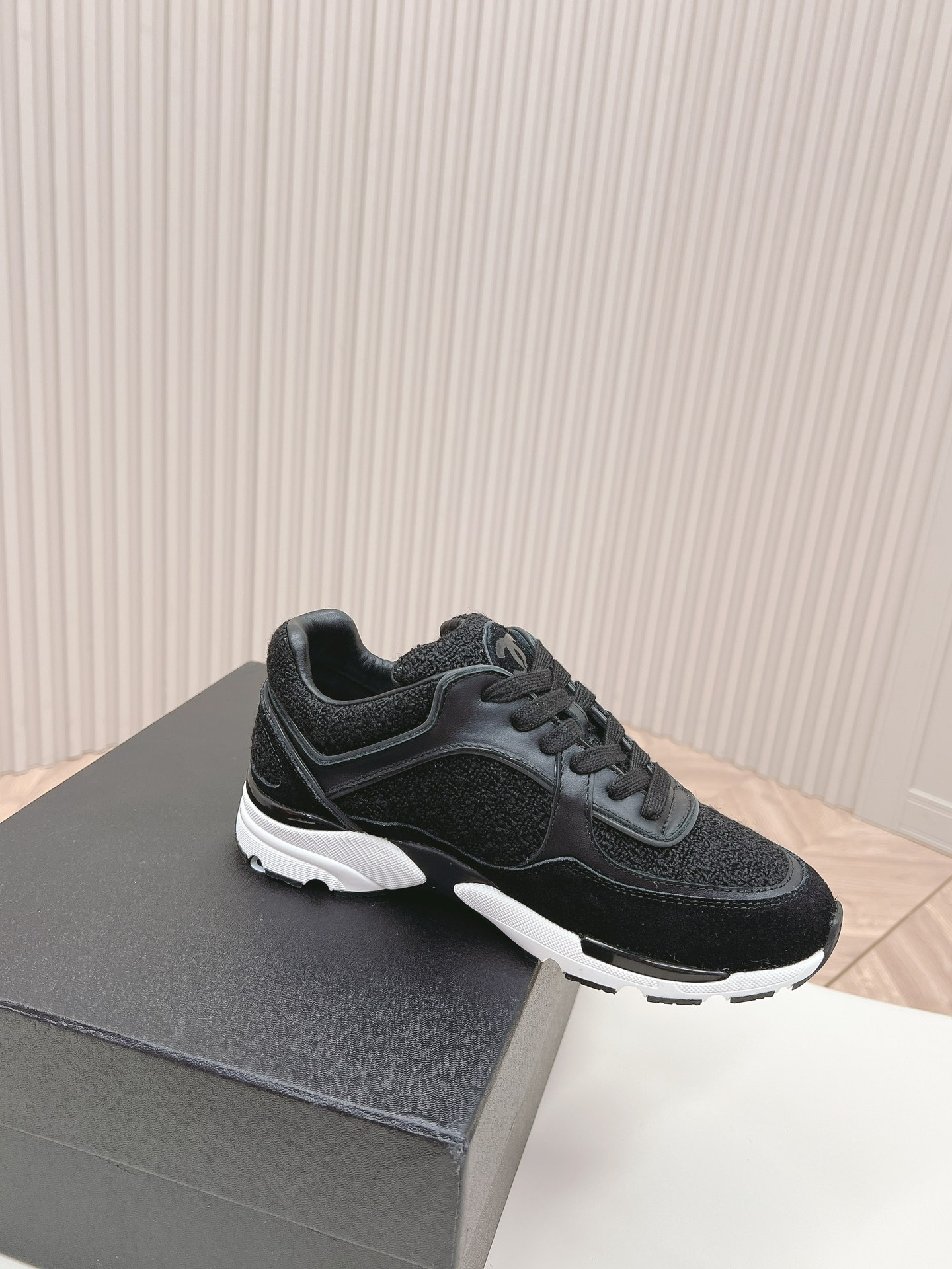 UA Ch*el SNEAKER