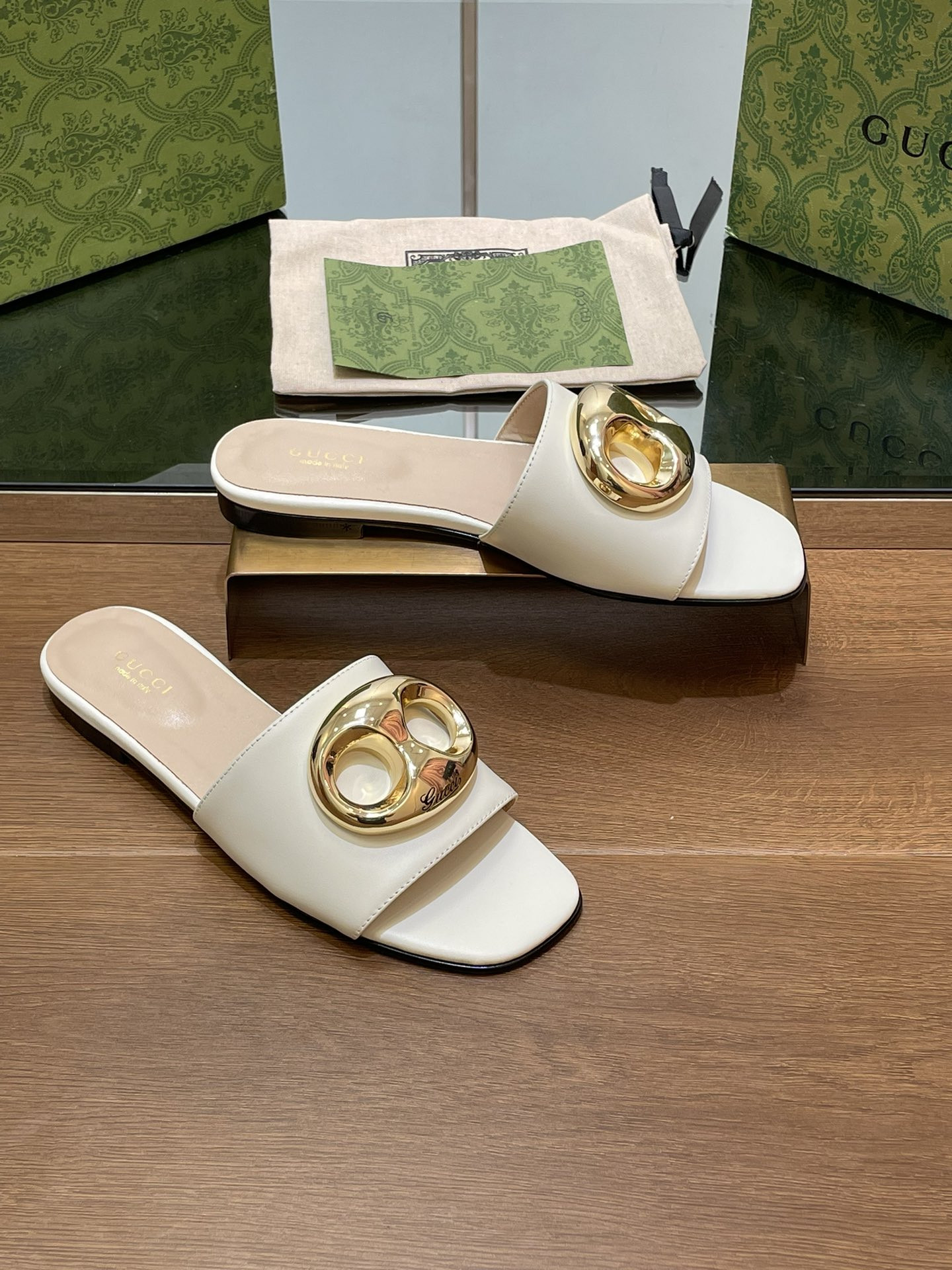 UA G*u*i MARINA CHAIN SLIDE