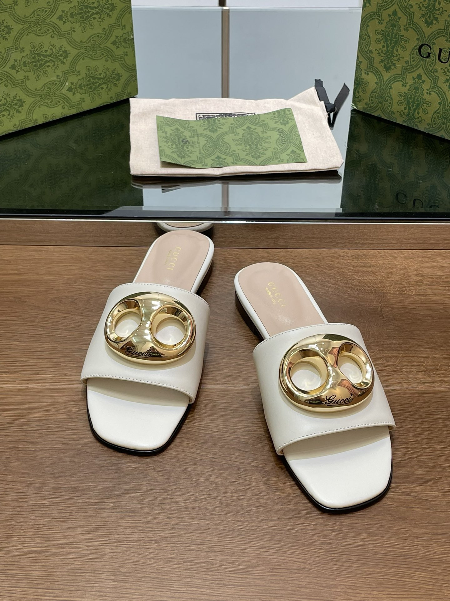 UA G*u*i MARINA CHAIN SLIDE