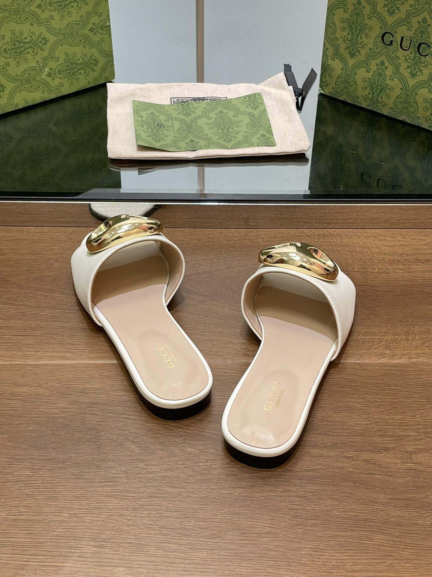 UA G*u*i MARINA CHAIN SLIDE