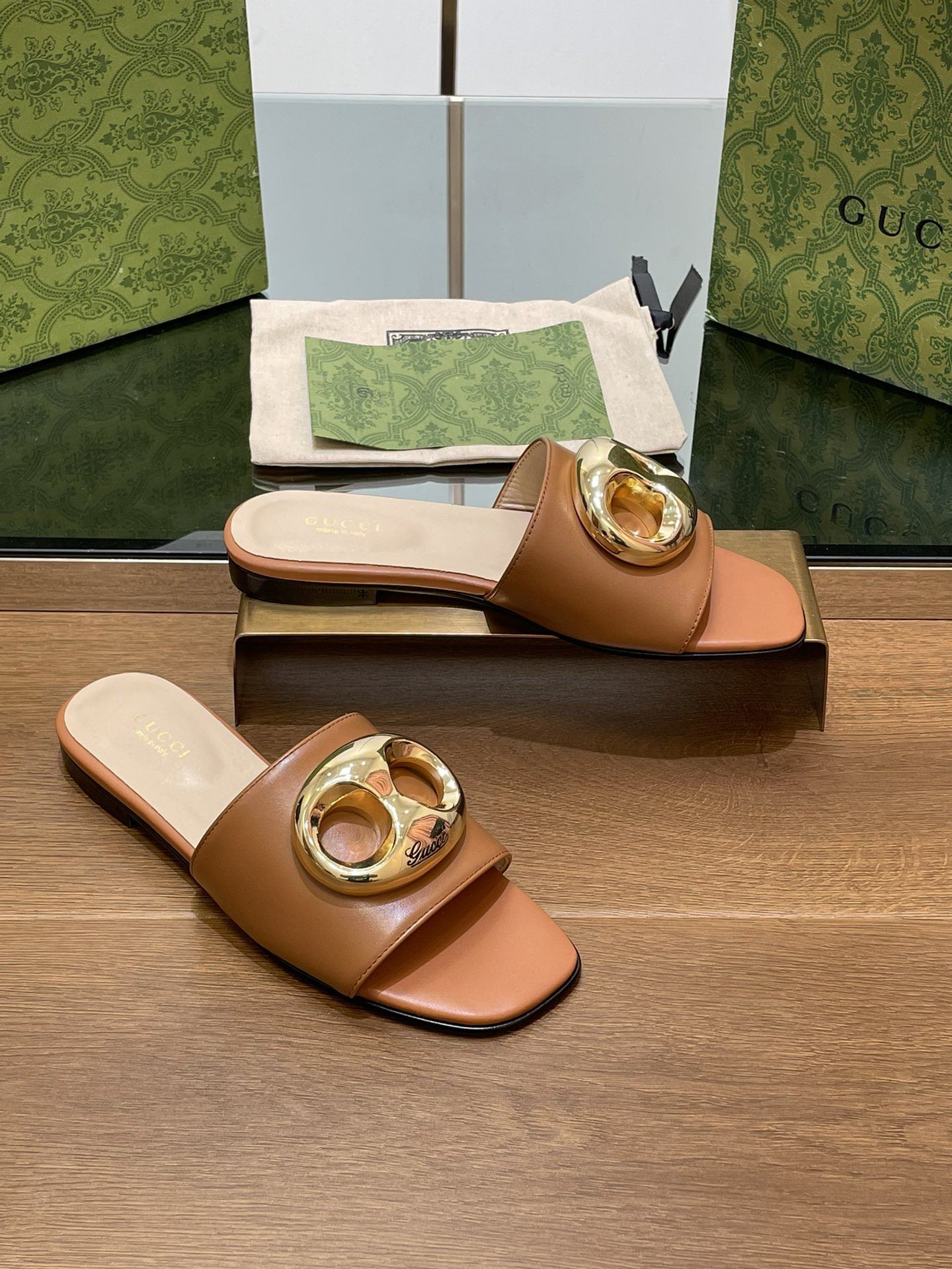 UA G*u*i MARINA CHAIN SLIDE