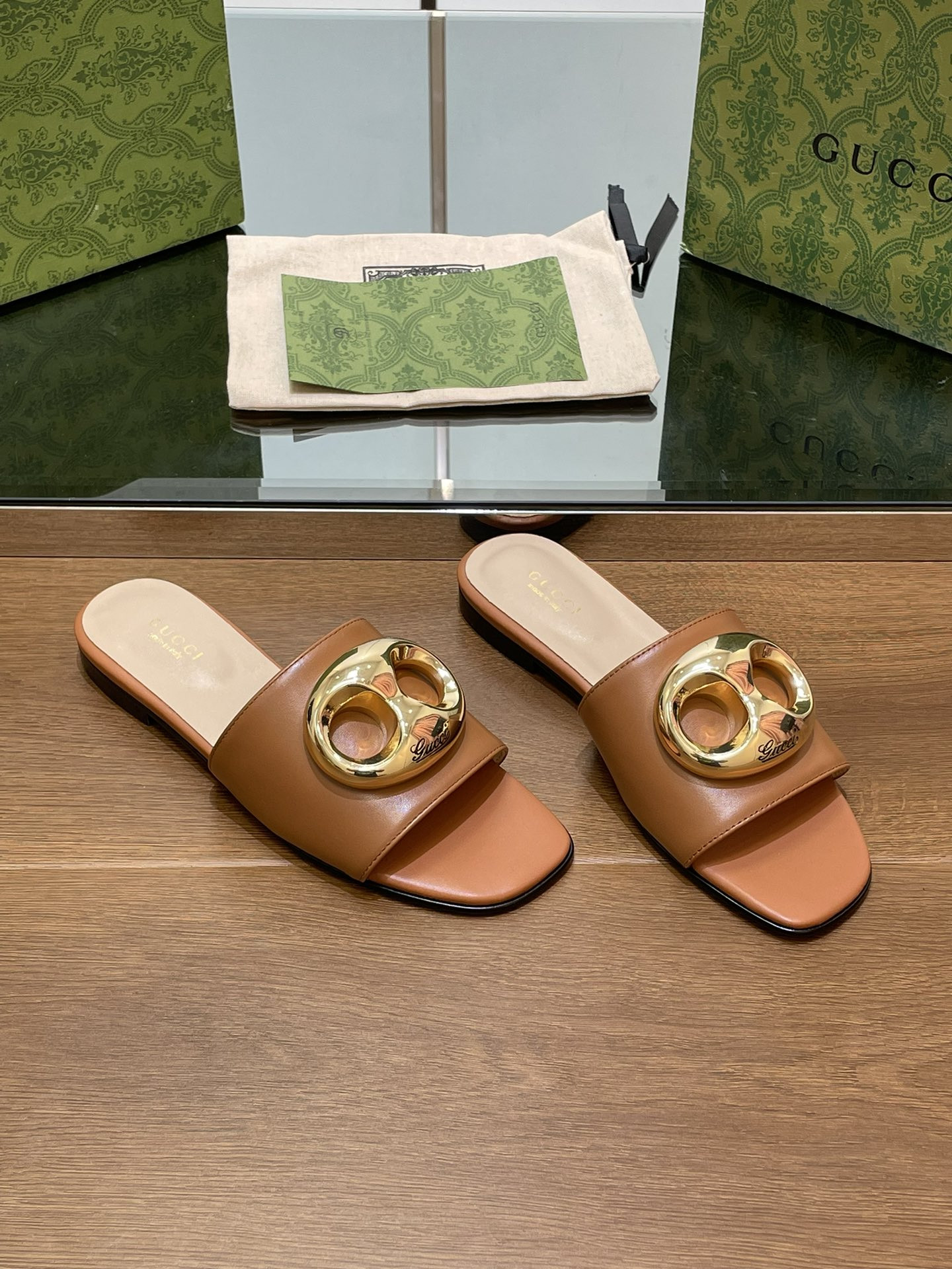 UA G*u*i MARINA CHAIN SLIDE