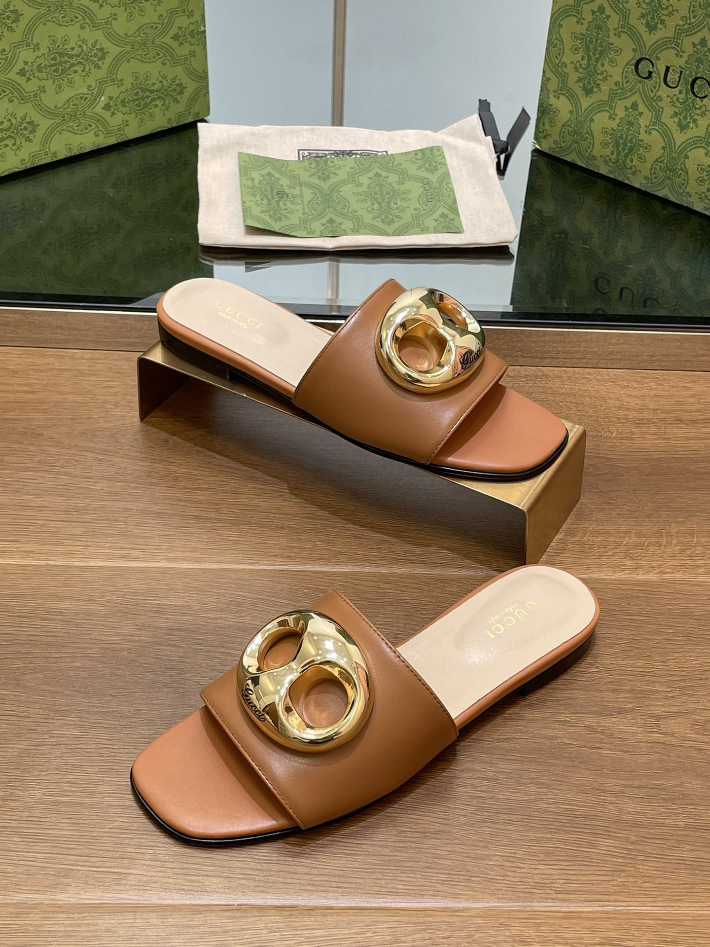 UA G*u*i MARINA CHAIN SLIDE