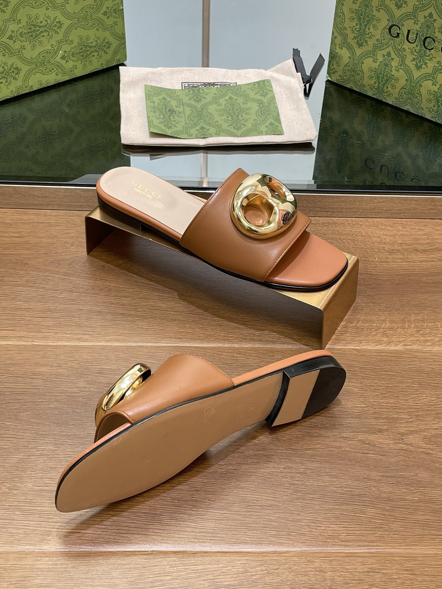 UA G*u*i MARINA CHAIN SLIDE