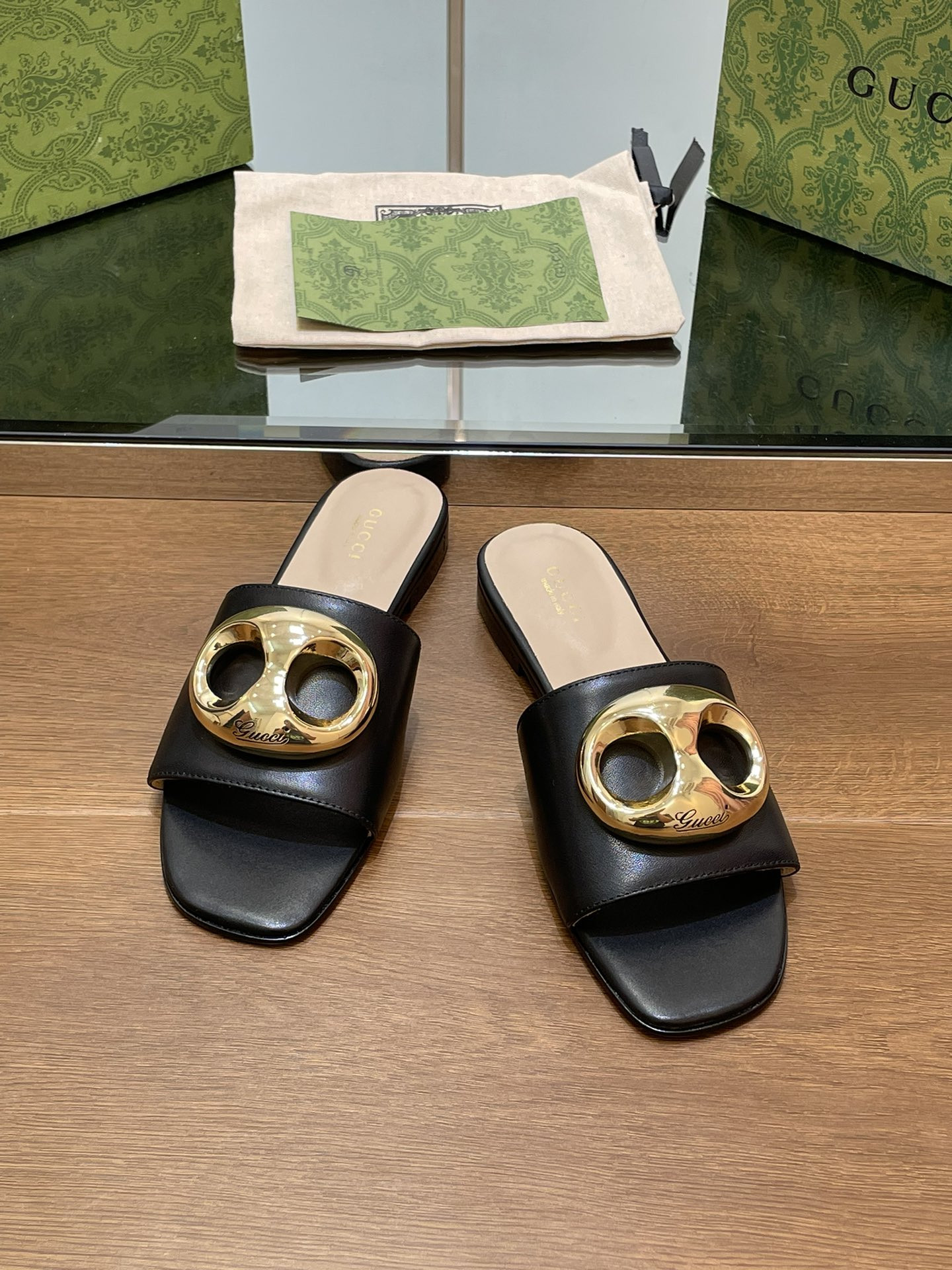 UA G*u*i MARINA CHAIN SLIDE