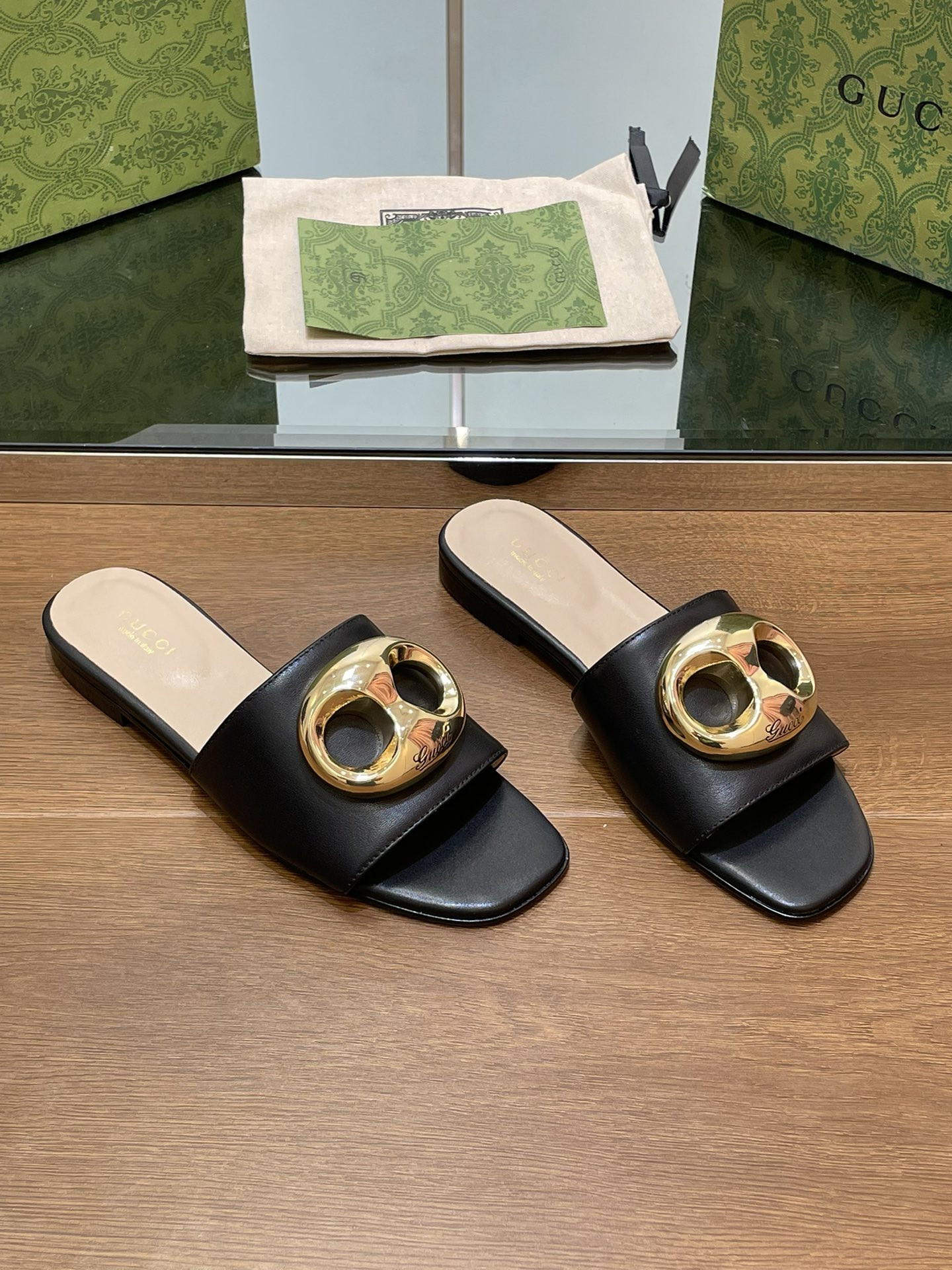 UA G*u*i MARINA CHAIN SLIDE