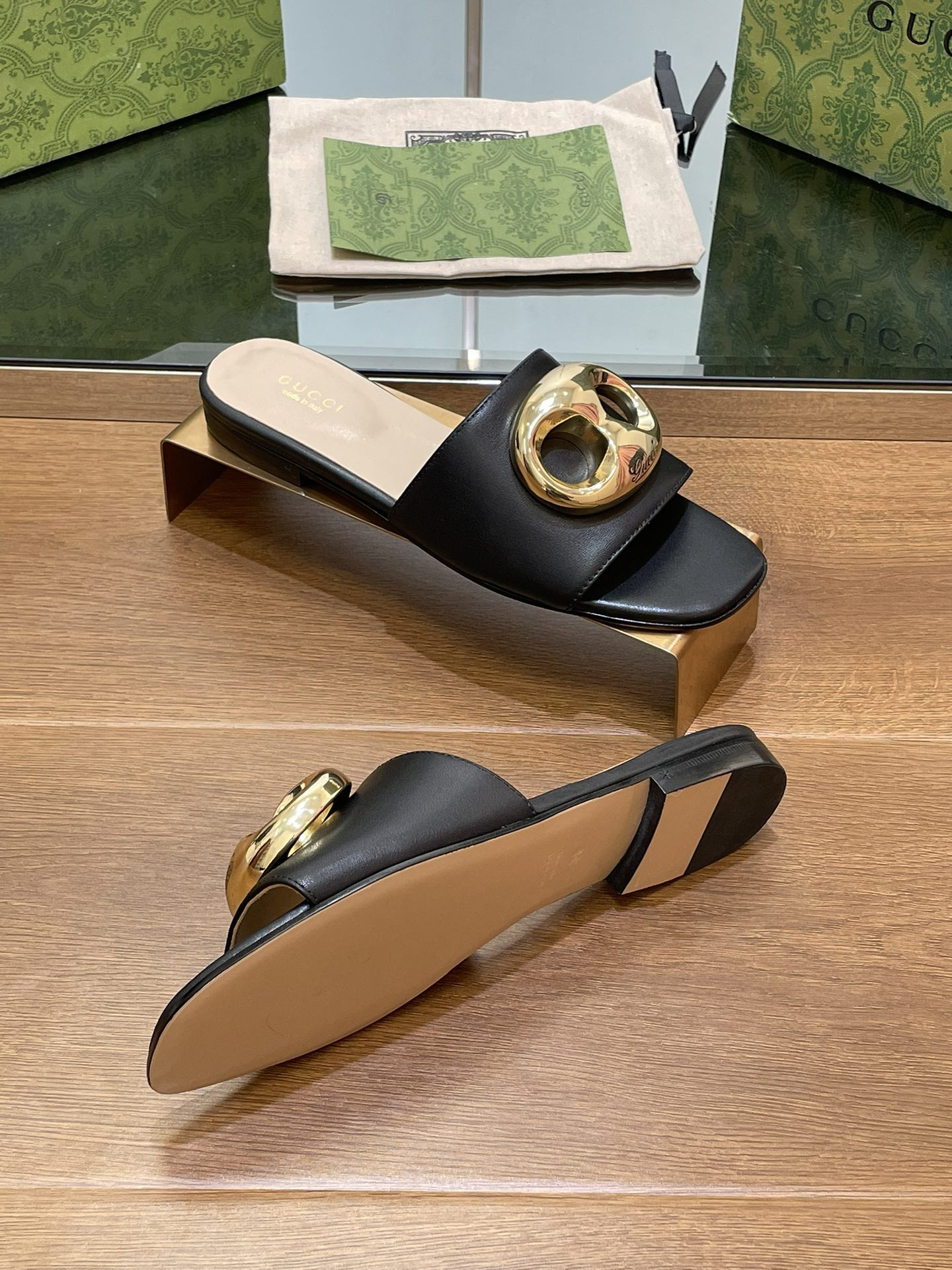 UA G*u*i MARINA CHAIN SLIDE