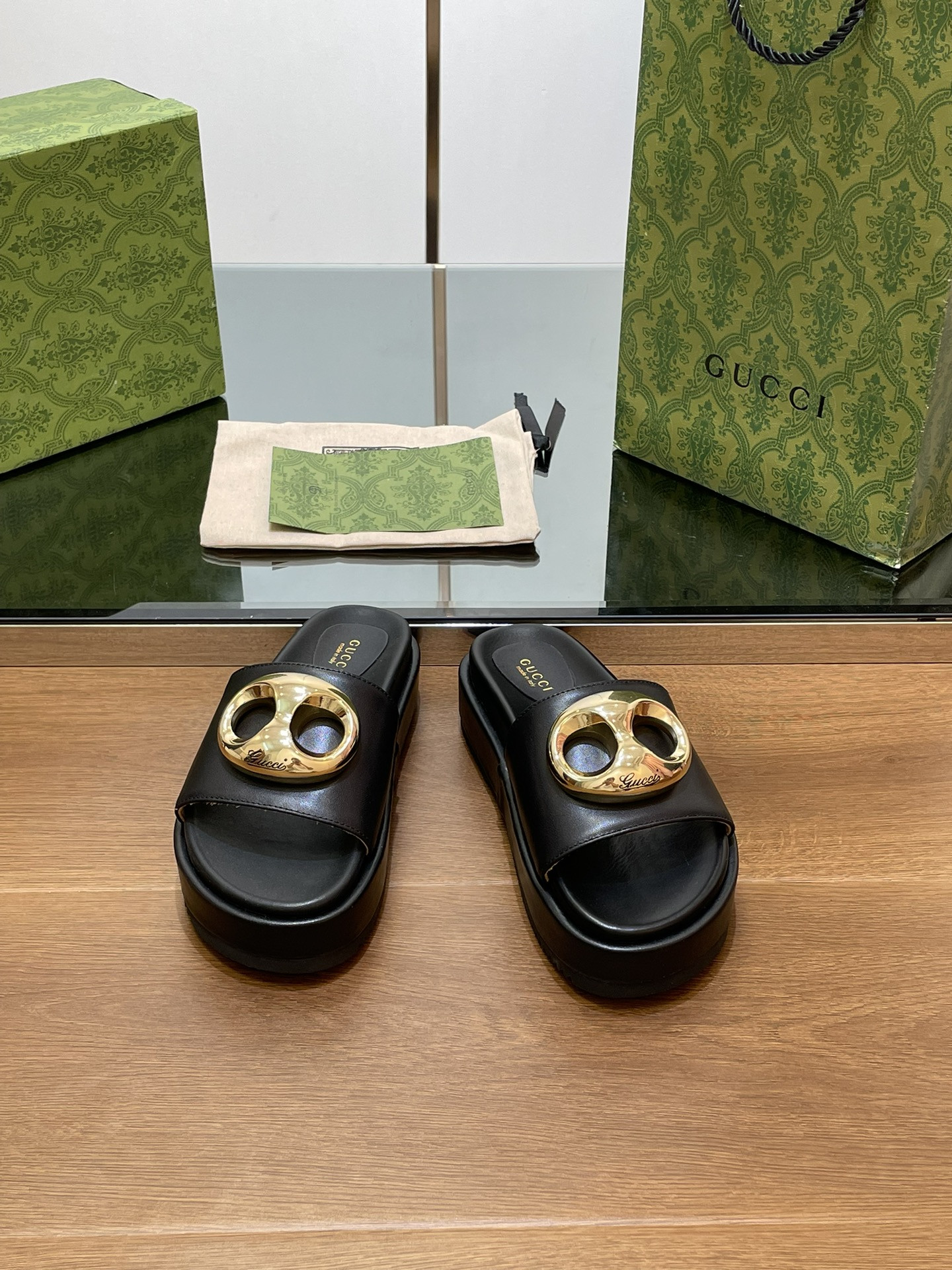 UA G*u*i MARINA CHAIN SLIDE