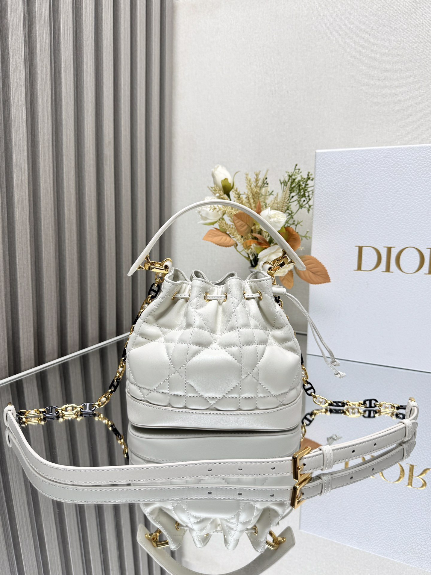 Small D*0r Jolie Bucket Bag 17 x 16 x 10.5 cm