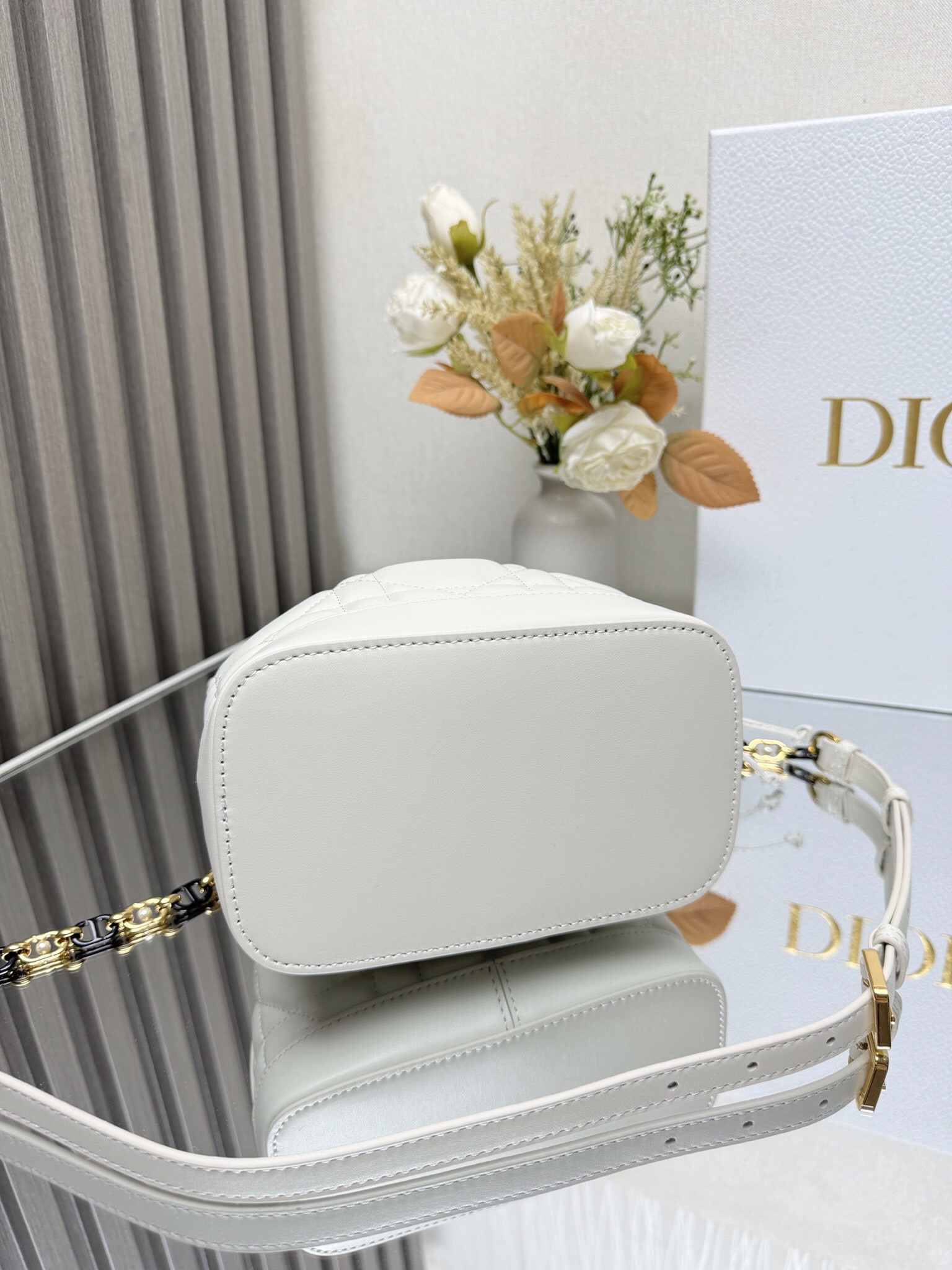Small D*0r Jolie Bucket Bag 17 x 16 x 10.5 cm
