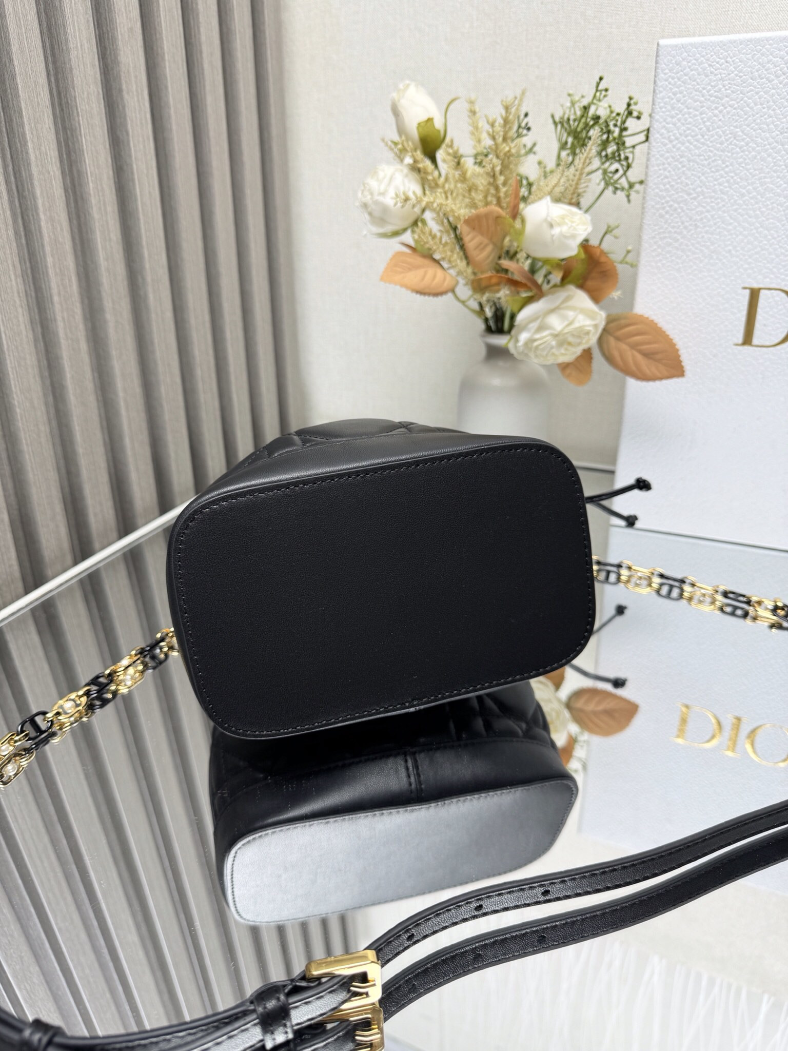 Small D*0r Jolie Bucket Bag 17 x 16 x 10.5 cm