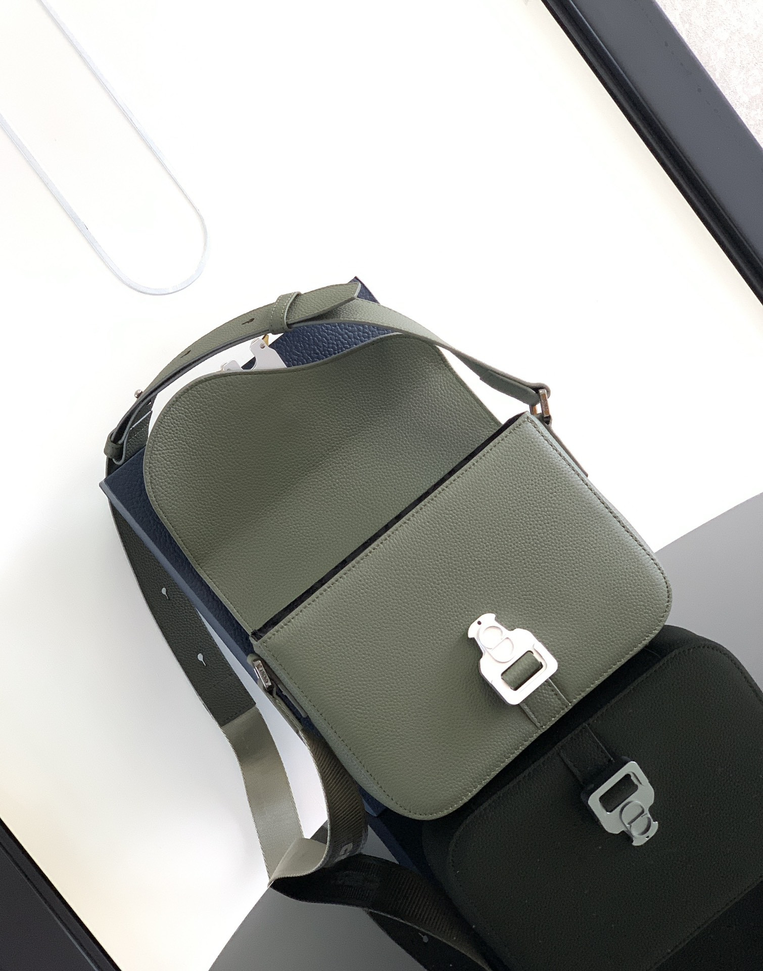 D*0r Saddle Messenger Bag 24 x 16.5 x 5.5 cm