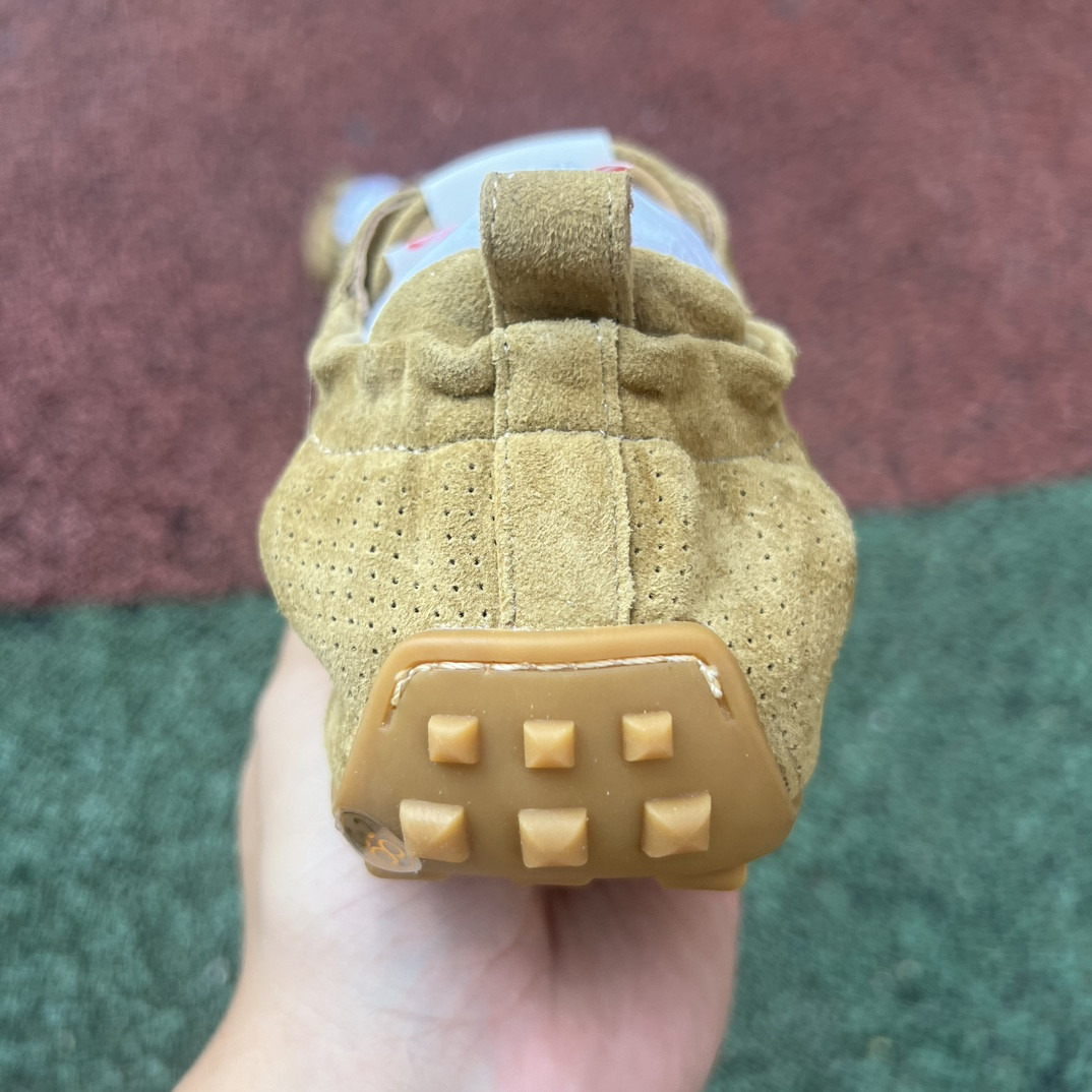 ua H**mes in sneaker