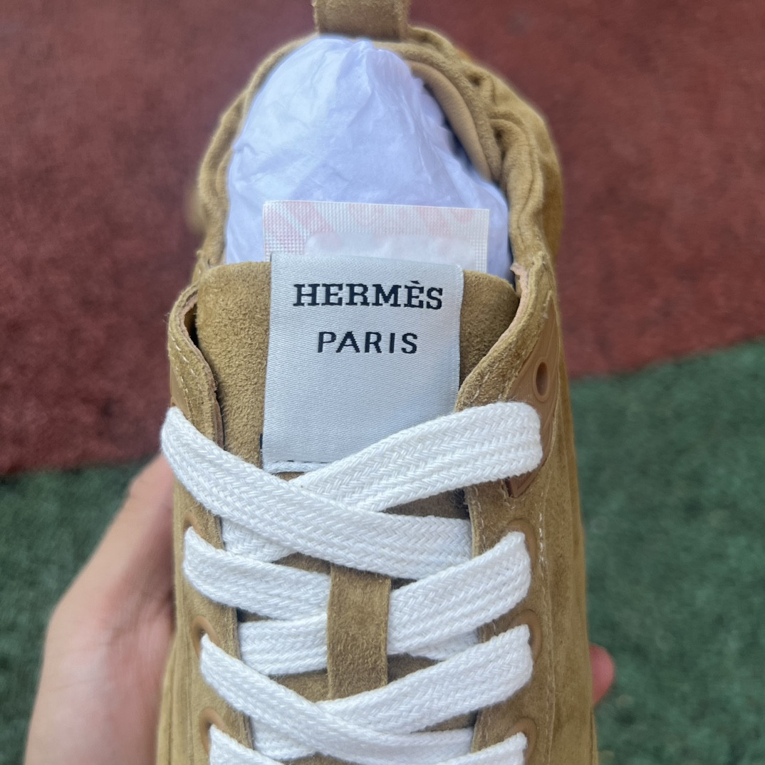 ua H**mes in sneaker
