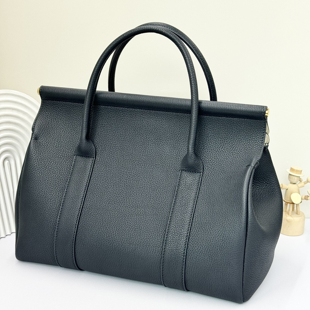 L**o p*ana Loom Bag L32 Grained Calfskin 33 x 23 x 18 cm