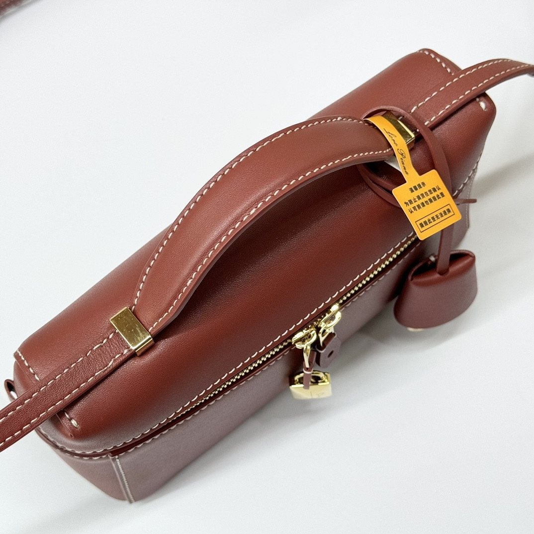 L**o p*ana Extra Pocket L19 Smooth Calfskin 11 x 19 x 6.5 cm