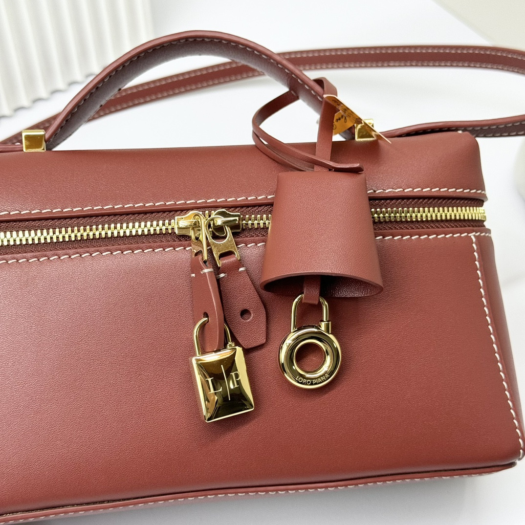 L**o p*ana Extra Pocket L19 Smooth Calfskin 11 x 19 x 6.5 cm
