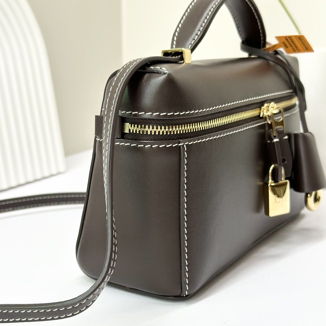 L**o p*ana Extra Pocket L19 Smooth Calfskin 11 x 19 x 6.5 cm