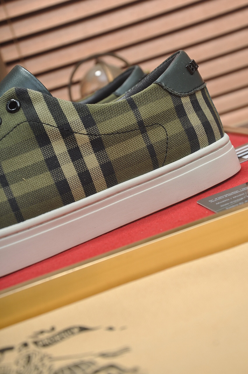 UA B**rry Check Sneakers