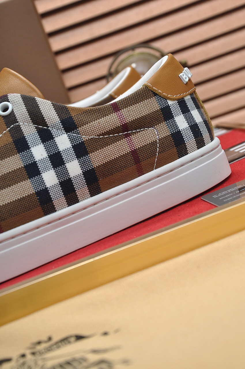 UA B**rry Check Sneakers