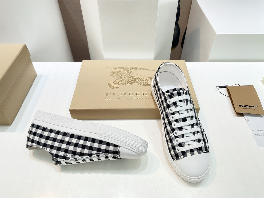UA B**rry Check Sneakers