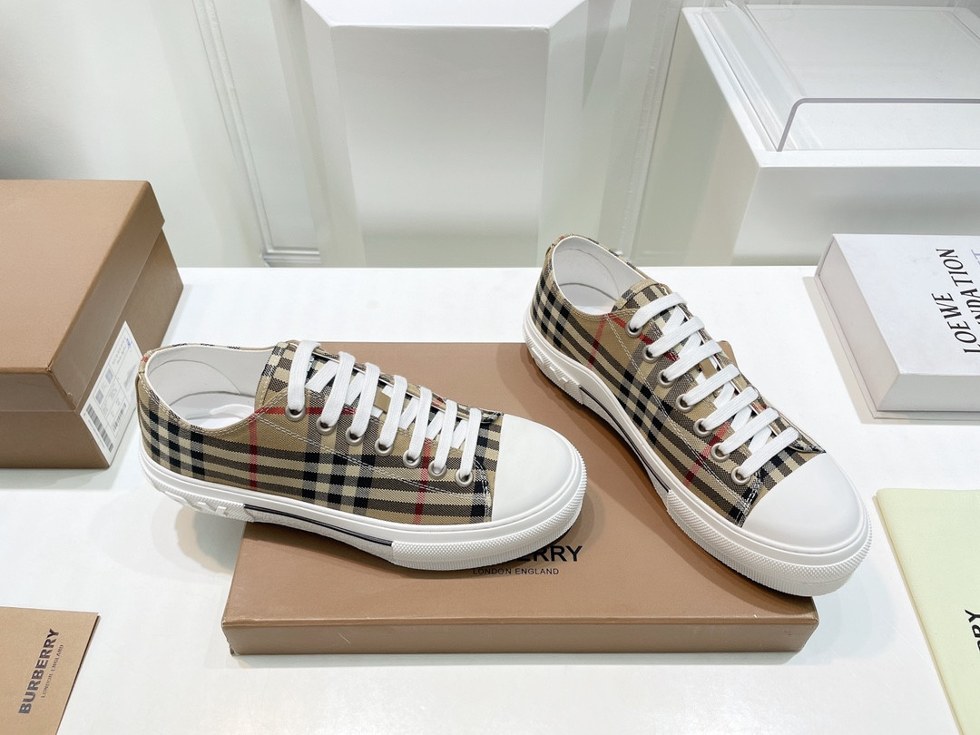 UA B**rry Check Sneakers