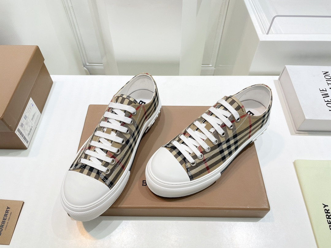 UA B**rry Check Sneakers