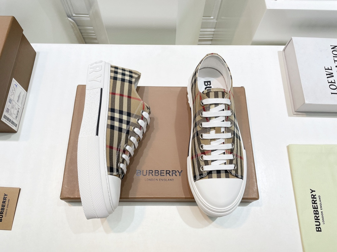 UA B**rry Check Sneakers