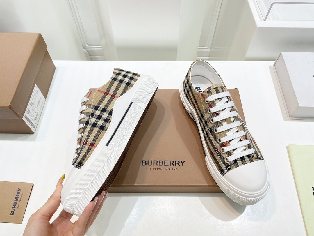 UA B**rry Check Sneakers