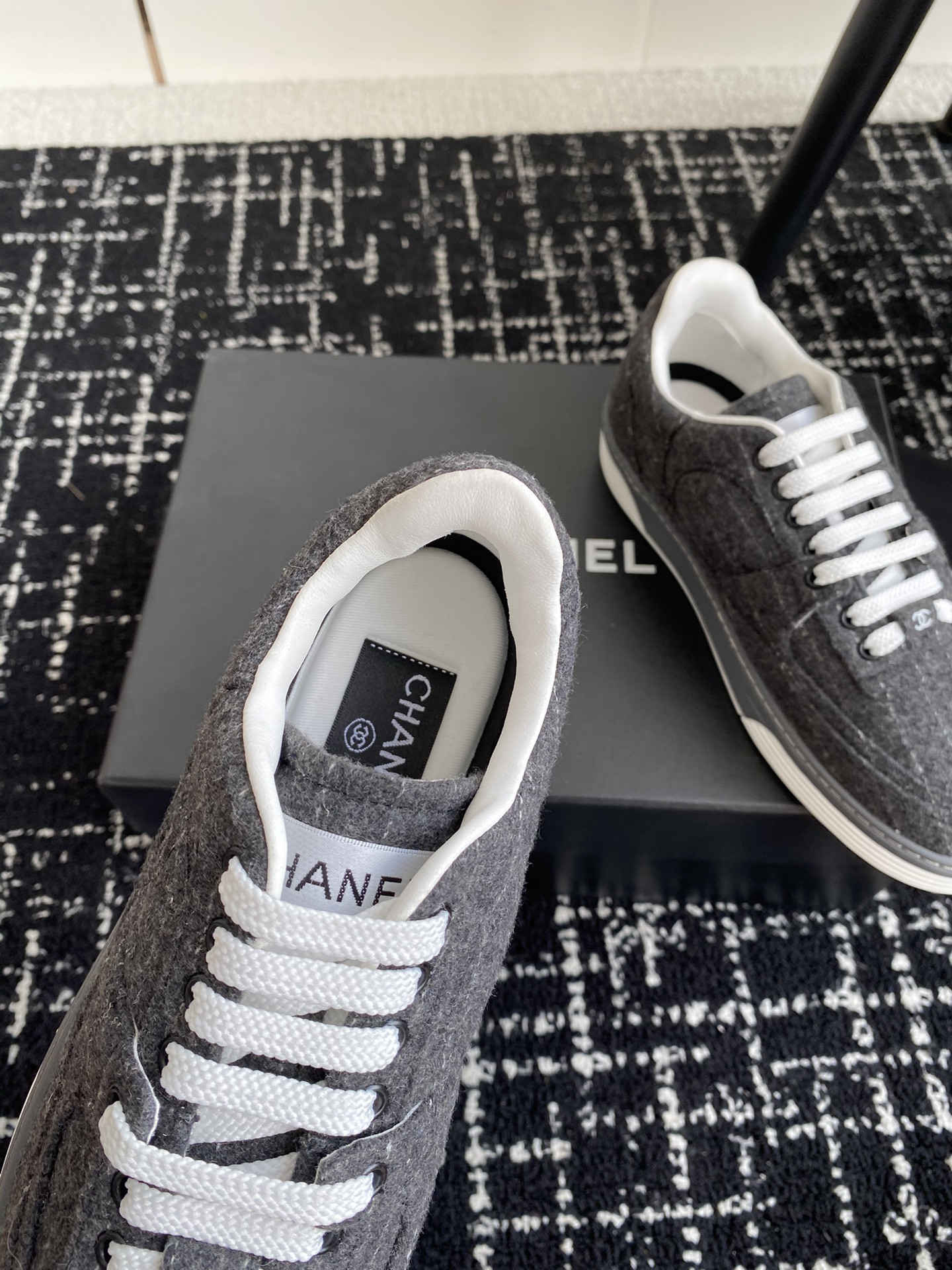UA Ch*el SNEAKER
