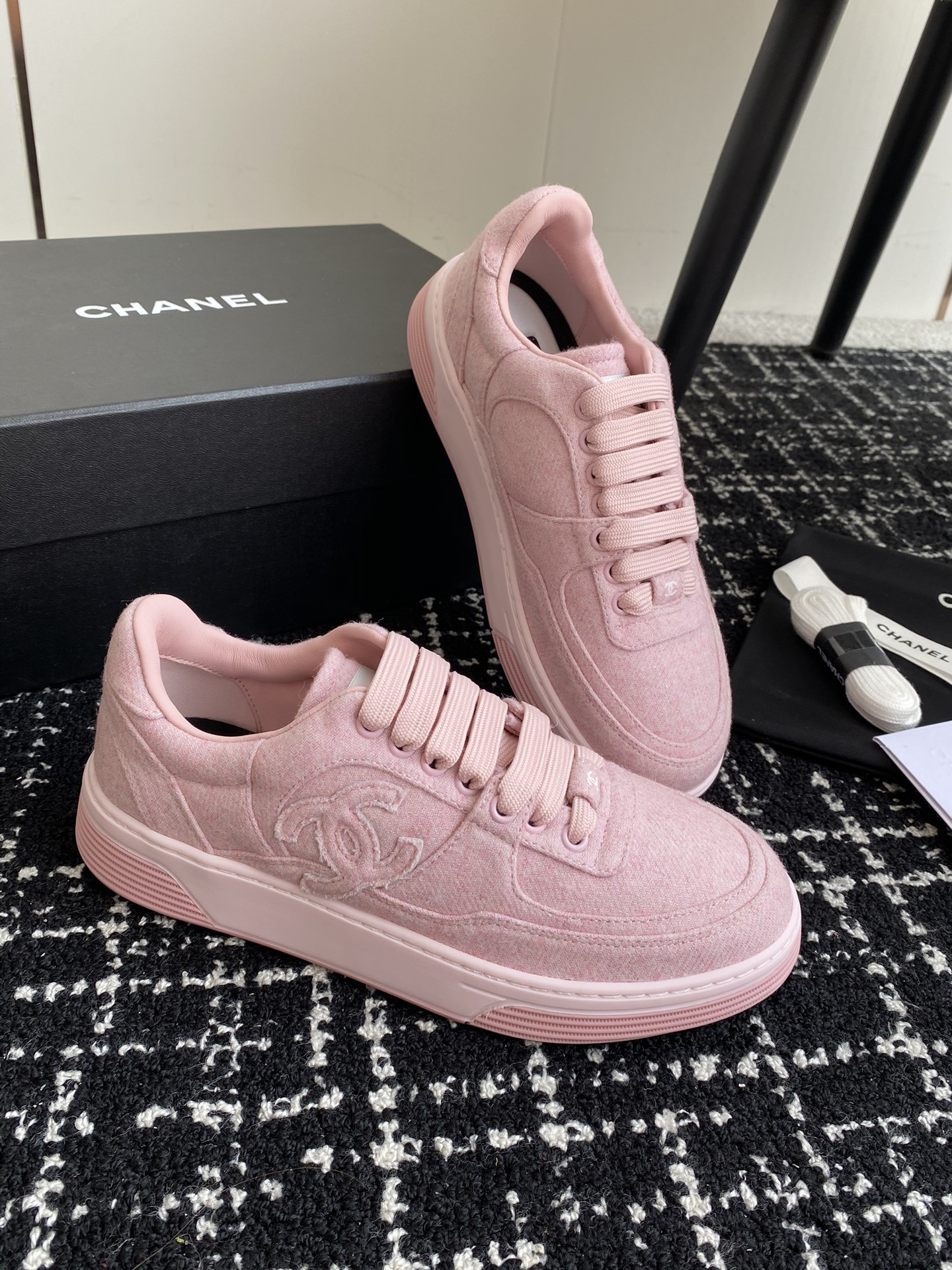 UA Ch*el SNEAKER