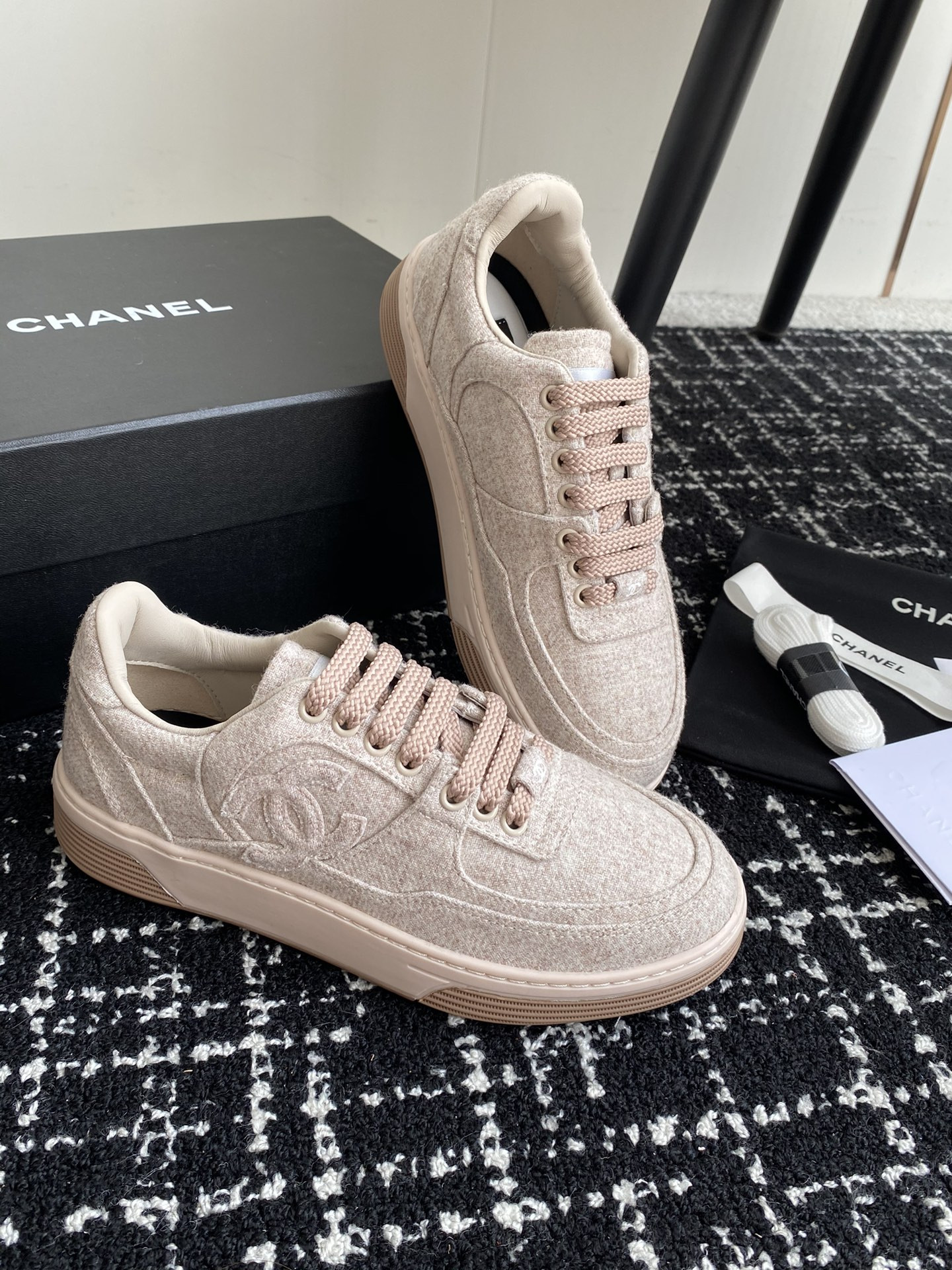 UA Ch*el SNEAKER