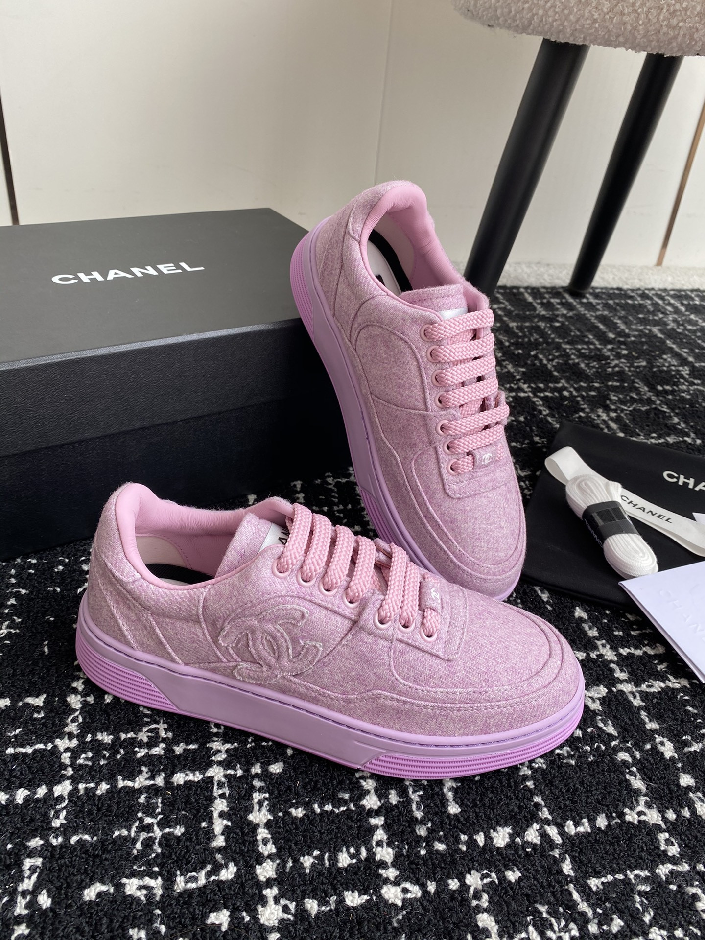 UA Ch*el SNEAKER