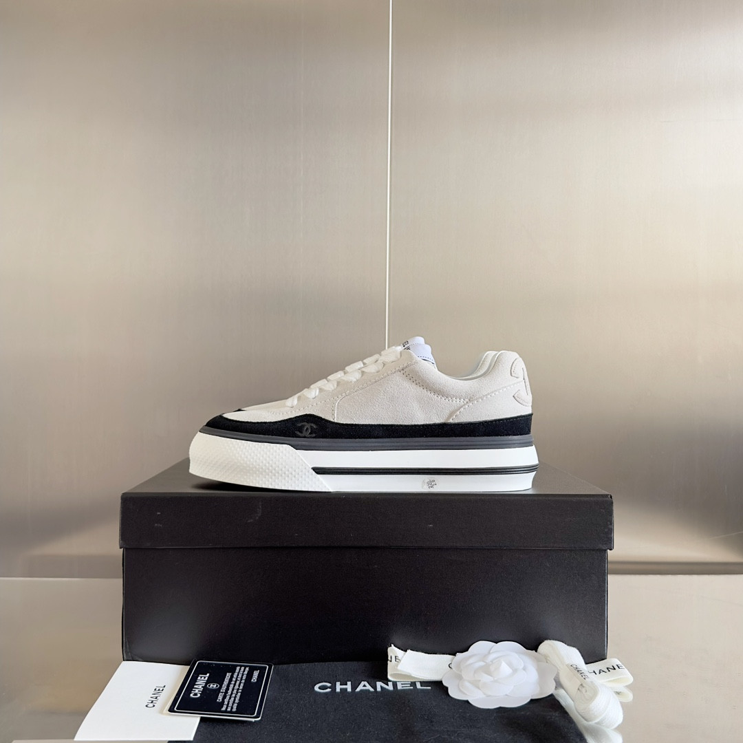 UA Ch*el SNEAKER