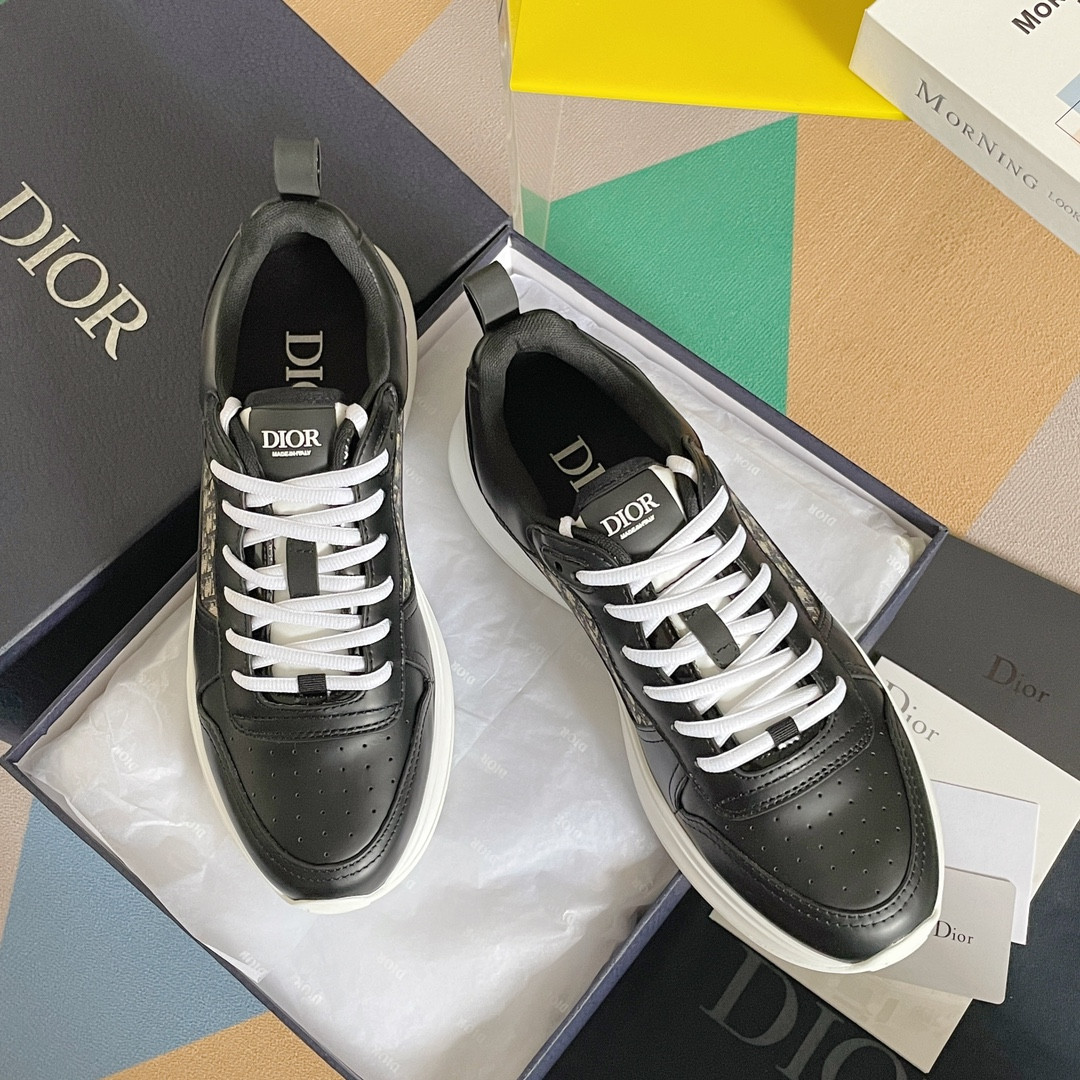 UA D*0r B25 Runner Sneaker