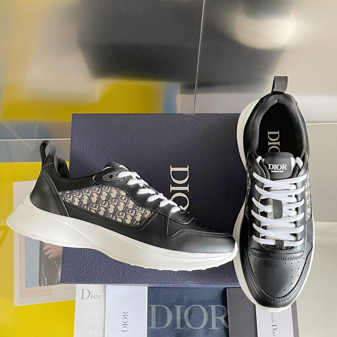 UA D*0r B25 Runner Sneaker