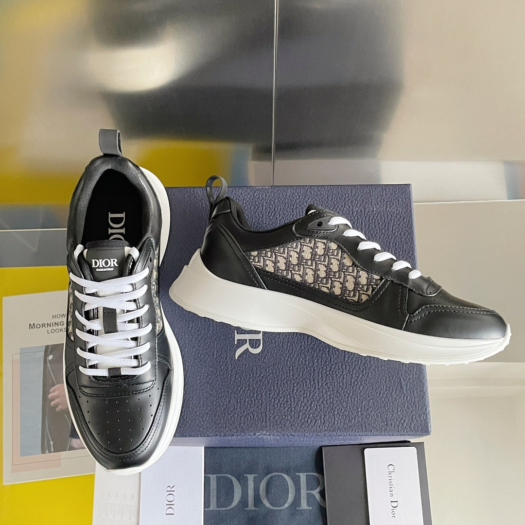 UA D*0r B25 Runner Sneaker