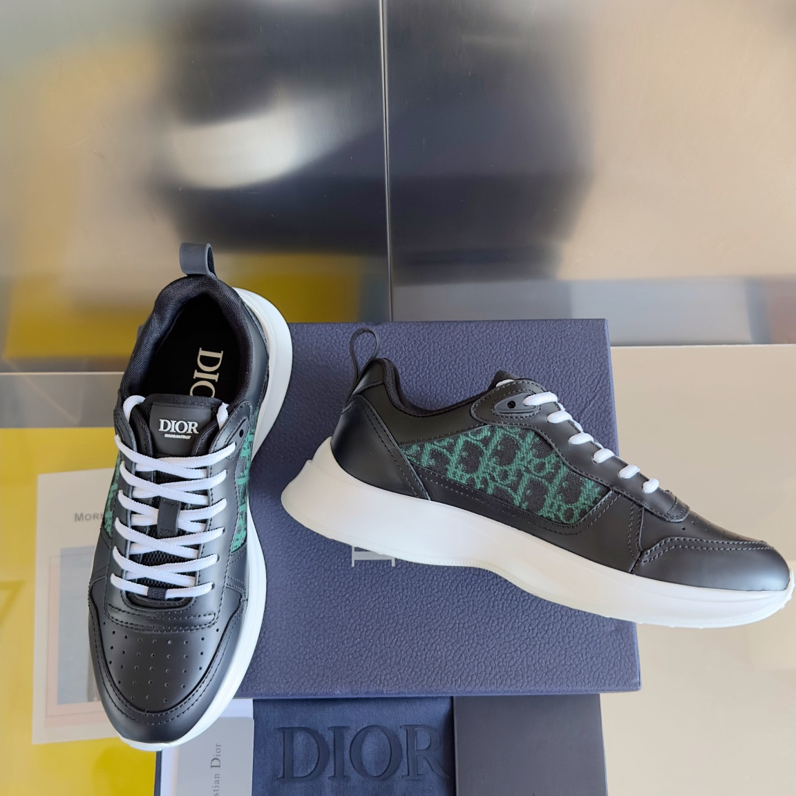 UA D*0r B25 Runner Sneaker