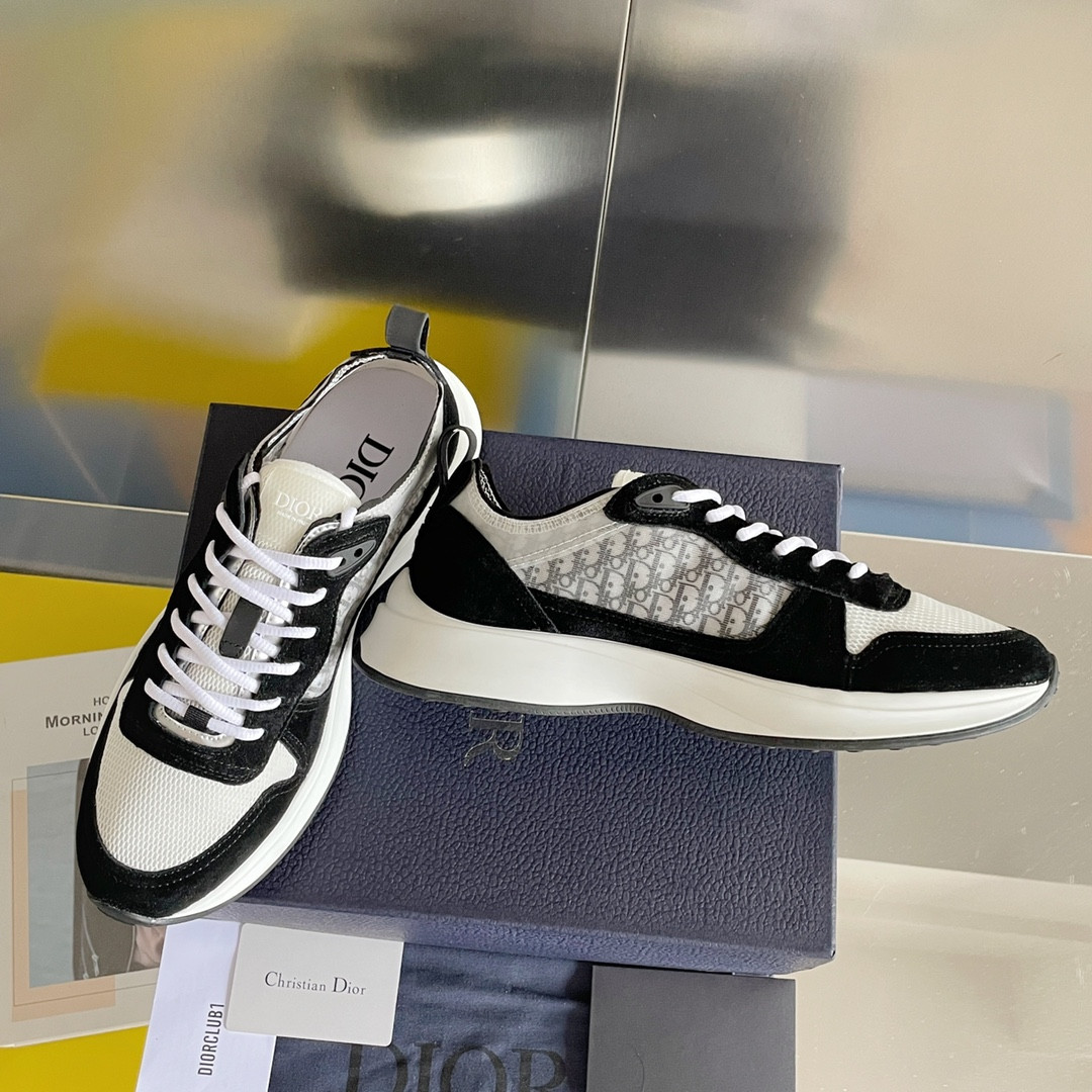 UA D*0r B25 Runner Sneaker