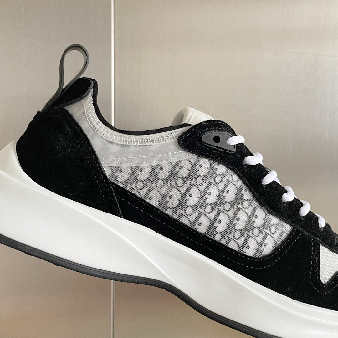 UA D*0r B25 Runner Sneaker