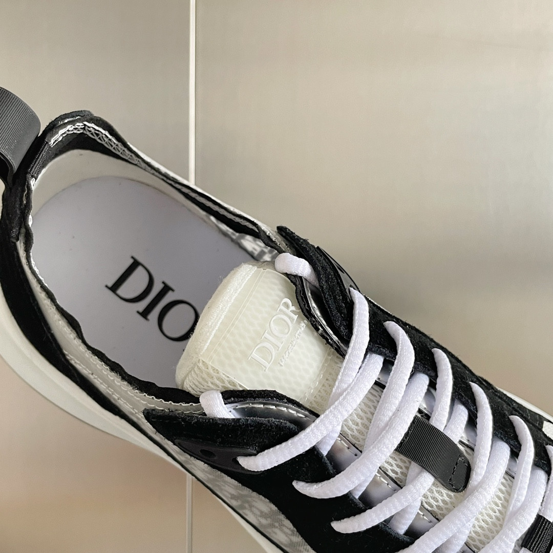 UA D*0r B25 Runner Sneaker