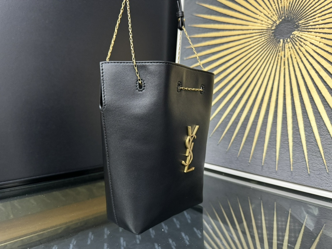 Y*L POCHON in lambskin 20x24x3cm