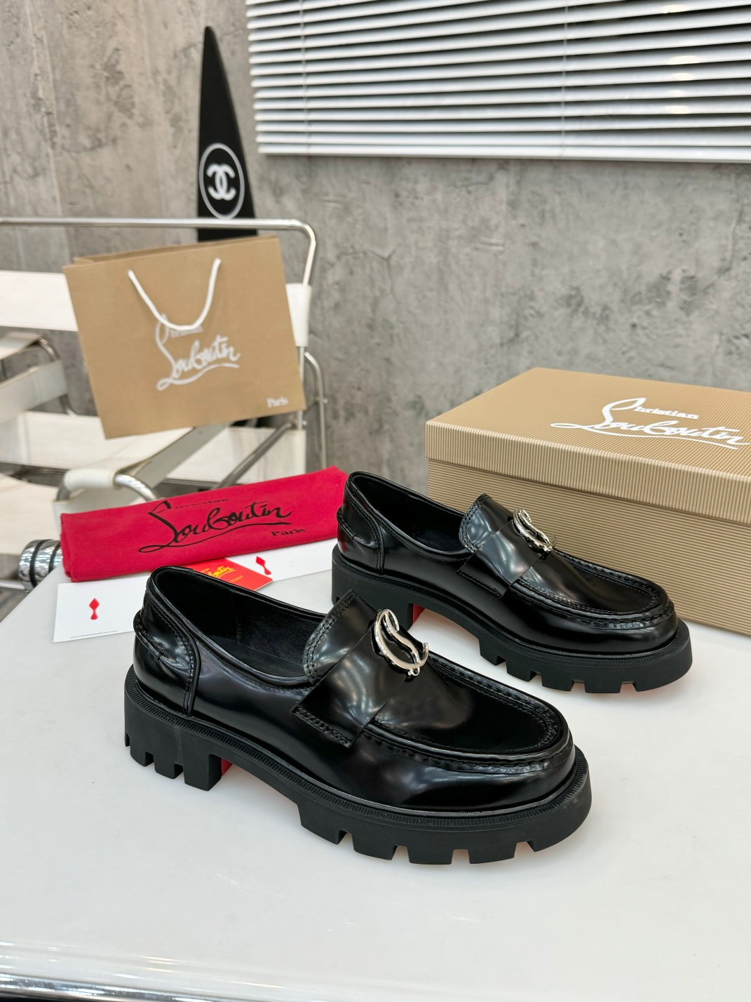 UA Ch**an Louboutin(CL) logo design,the latest runway version of the red-soled shoes