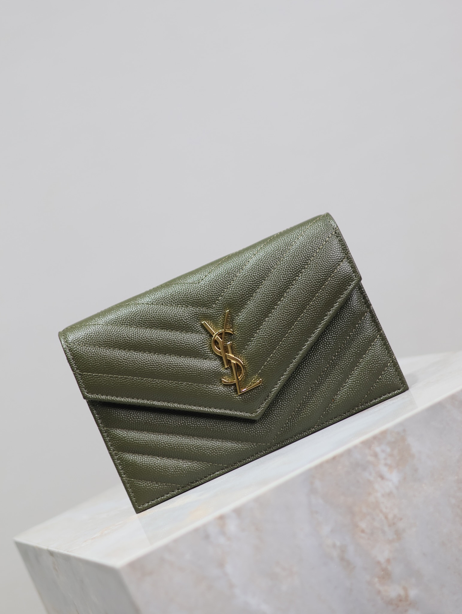 Y*L Cassandra WOC envelope chain wallet in grained poudre leather 19 x 12.5 x 3.5 cm