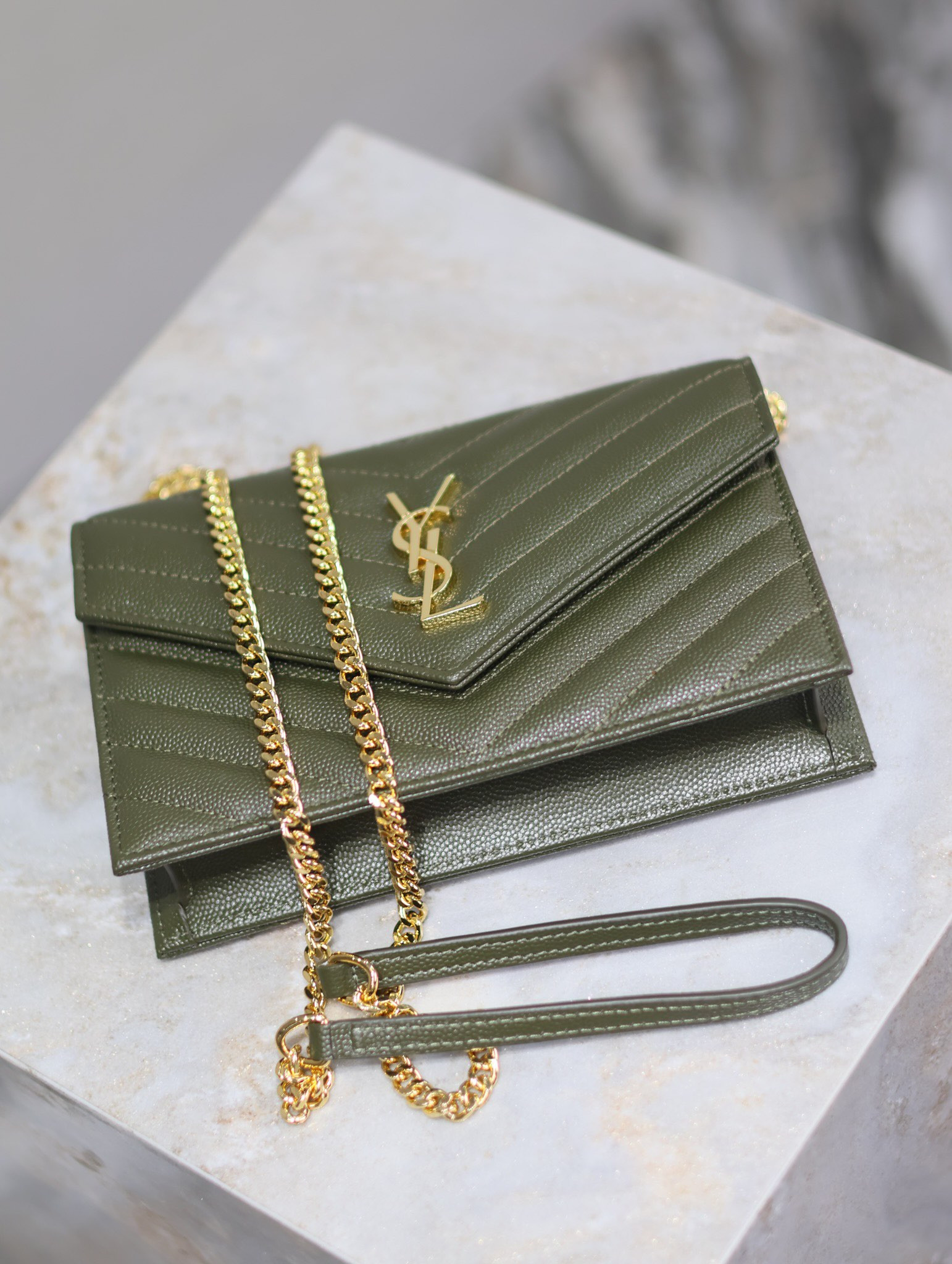 Y*L Cassandra WOC envelope chain wallet in grained poudre leather 19 x 12.5 x 3.5 cm