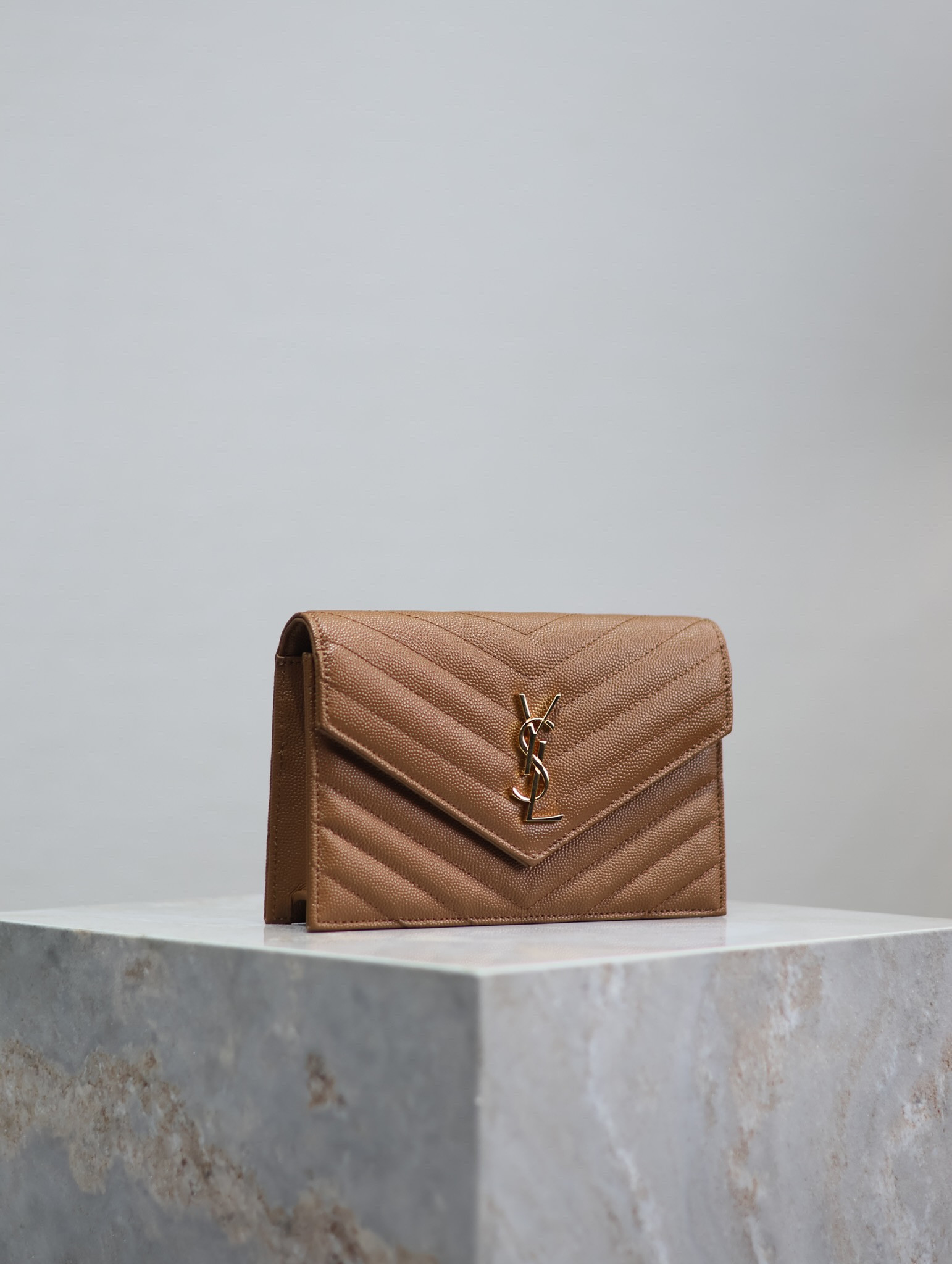 Y*L Cassandra WOC envelope chain wallet in grained poudre leather 19 x 12.5 x 3.5 cm
