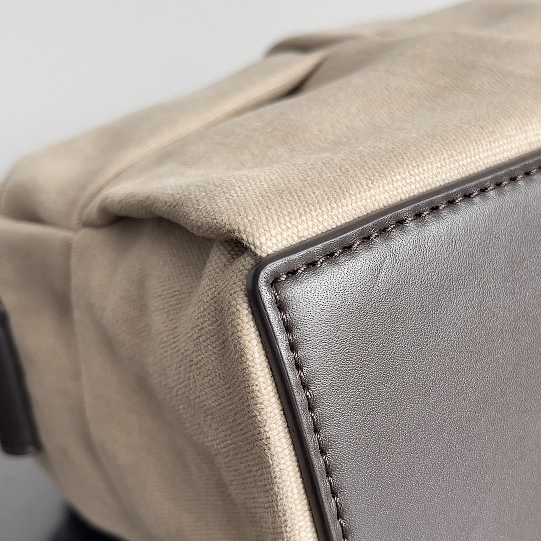 Bo*te*ga Ve*ne*ta Medium Arco Camera Bag 19x27x9cm